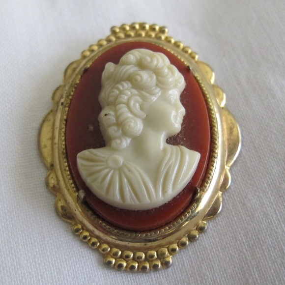Vintage Jewelry - Vintage Cameo